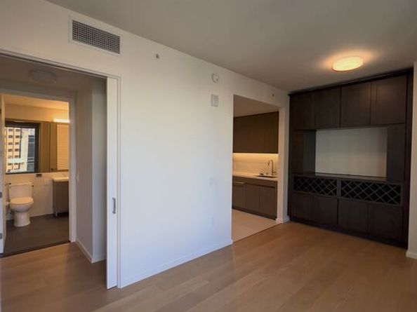 889 Francisco Street 2007, Los Angeles CA 90017