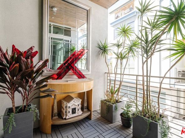 6732 W HEPBURN Way, Los Angeles CA 90038