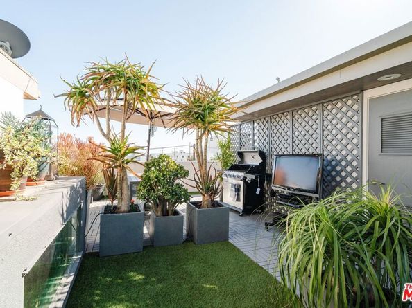 6732 W HEPBURN Way, Los Angeles CA 90038