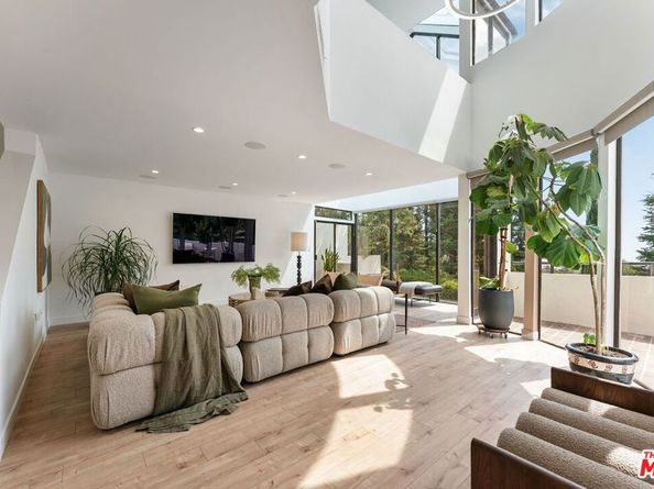 6469 Rodgerton Drive, Los Angeles CA 90068