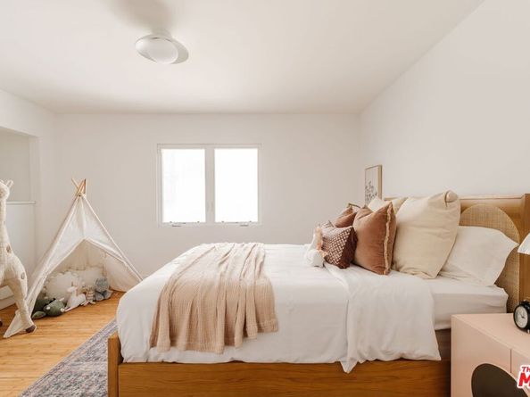 2406 Silver Ridge Avenue, Los Angeles CA 90039