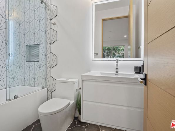 5715 Troost Avenue, North Hollywood CA 91601