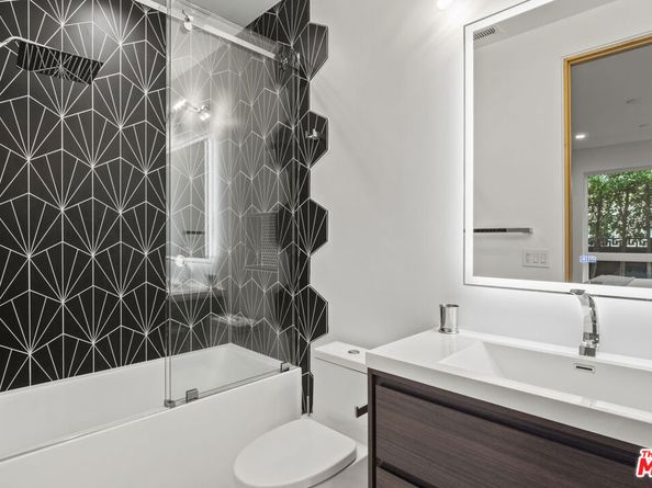 5715 Troost Avenue, North Hollywood CA 91601