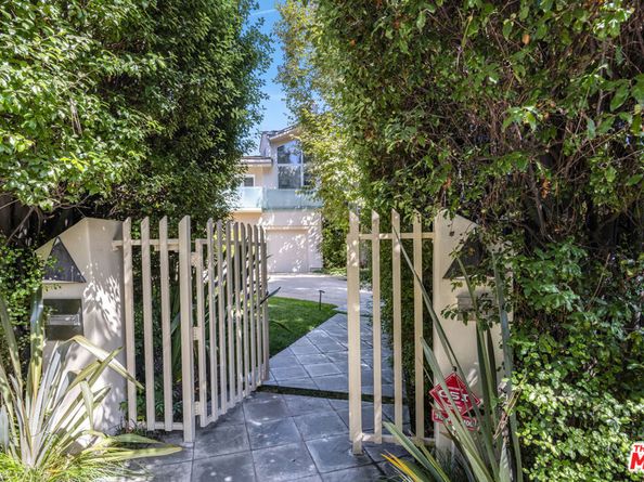 222 Avondale Avenue, Los Angeles CA 90049