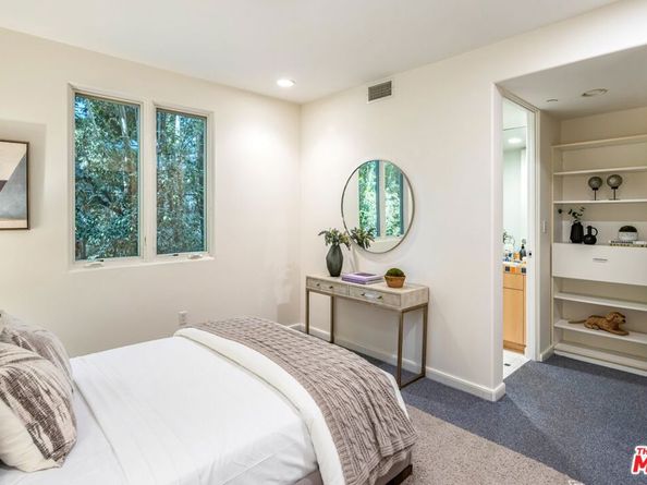 222 Avondale Avenue, Los Angeles CA 90049