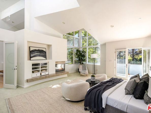 222 Avondale Avenue, Los Angeles CA 90049