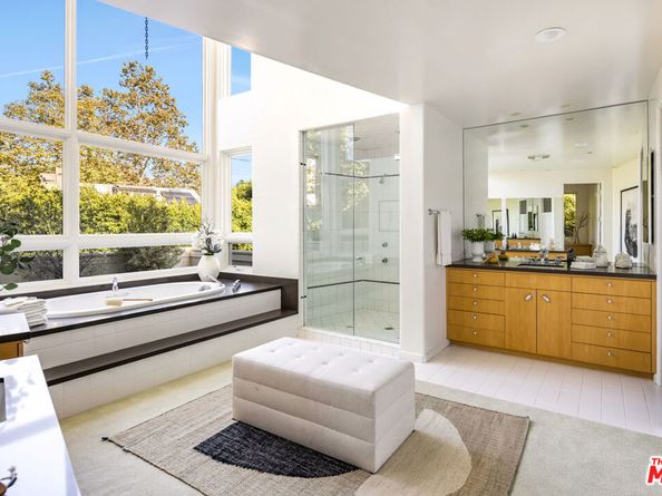 222 Avondale Avenue, Los Angeles CA 90049