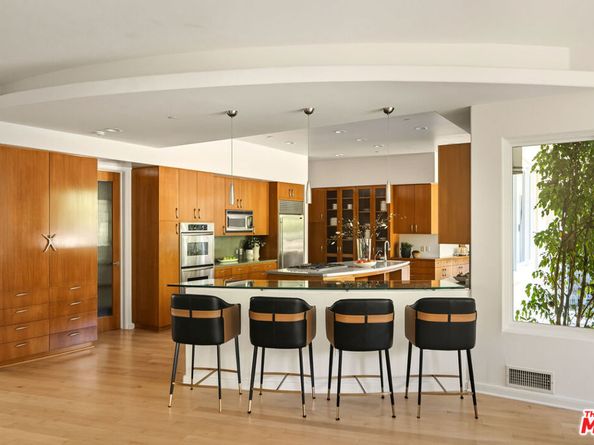 222 Avondale Avenue, Los Angeles CA 90049
