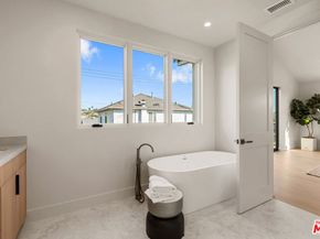 3364 Redwood Avenue, Los Angeles CA 90066