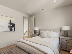 3364 Redwood Avenue, Los Angeles CA 90066