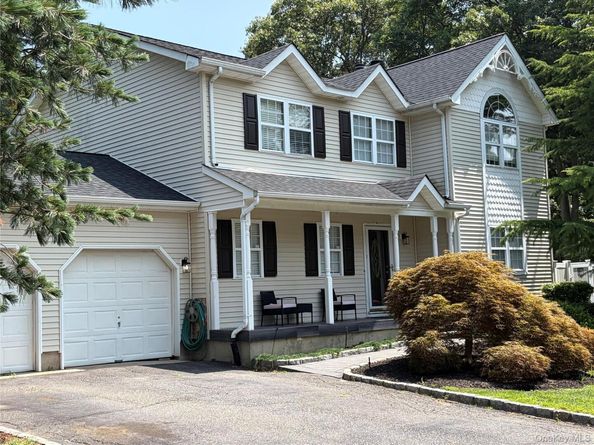 108 Michaels Way, Holbrook NY 11741