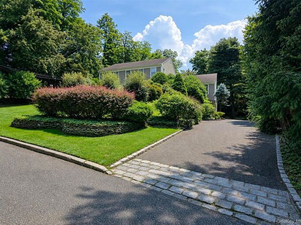 16 Woodhull Road, East Setauket NY 11733