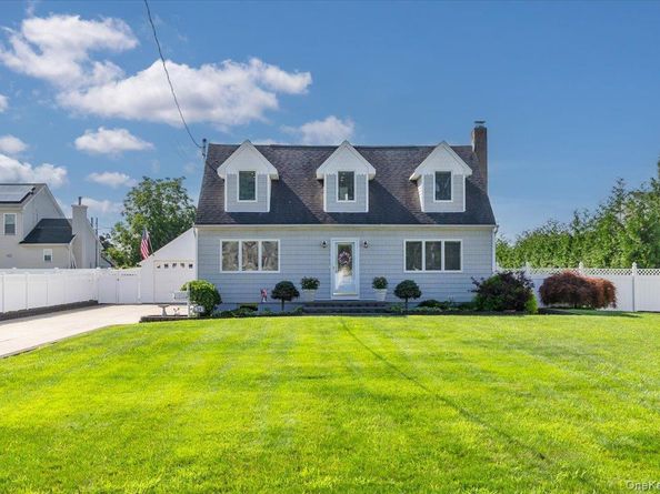 34 Farmers Avenue, Lindenhurst NY 11757