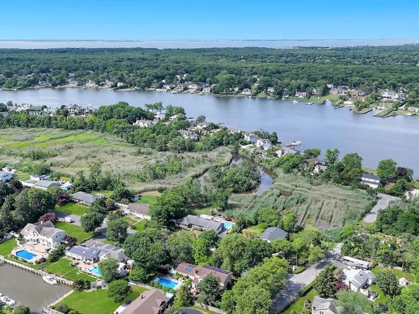 55 Riverview Court, Oakdale NY 11769