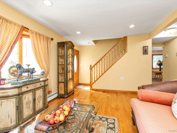 2 East Court, Bethpage NY 11714