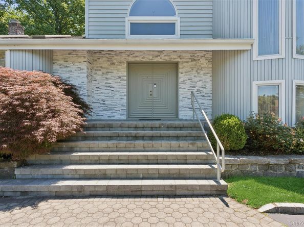 2 Greenwood Lane, Woodbury NY 11797