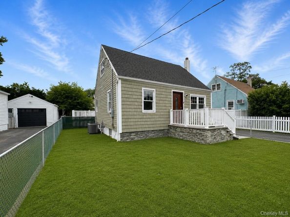 541 N Indiana Avenue, Lindenhurst NY 11757