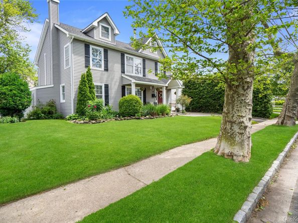 9 Lagoon Boulevard, Massapequa NY 11758