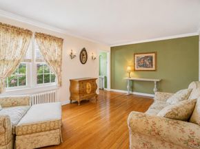 156 Greenway W, Manhasset Hills NY 11040