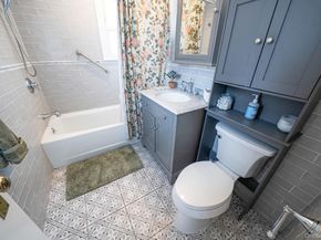 24 Huntington Ave, Lynbrook NY 11563