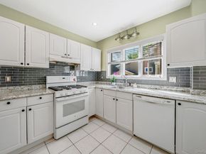 24 Huntington Ave, Lynbrook NY 11563