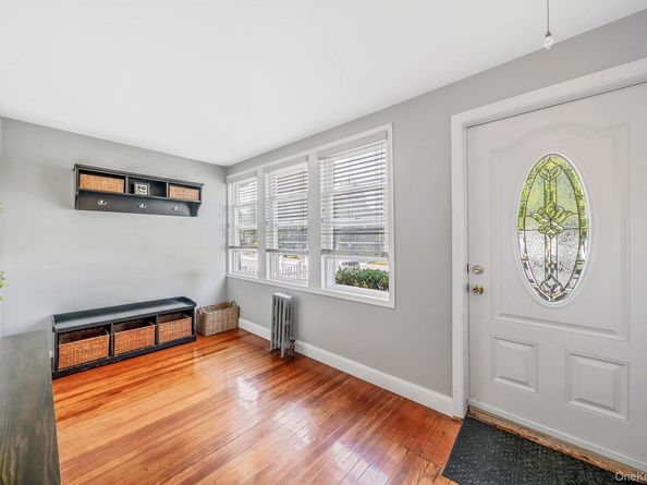 24 Huntington Ave, Lynbrook NY 11563