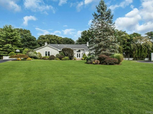 4 Laurelwood Court, Dix Hills NY 11746