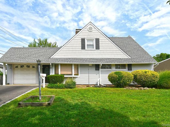 5 Woodcock Lane, Levittown NY 11756