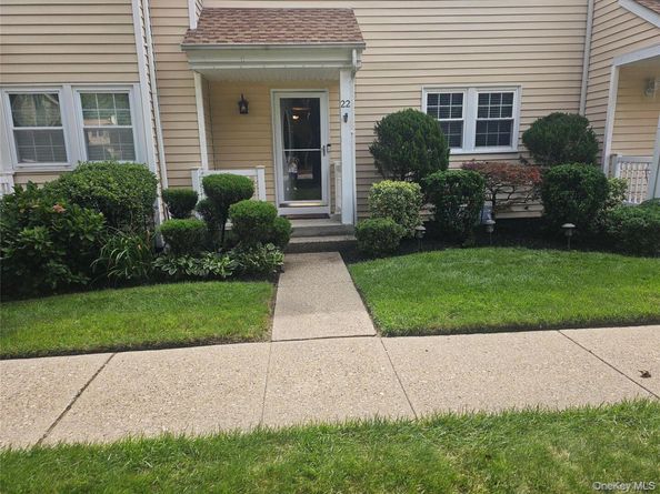 22 Chase Commons, Yaphank NY 11980