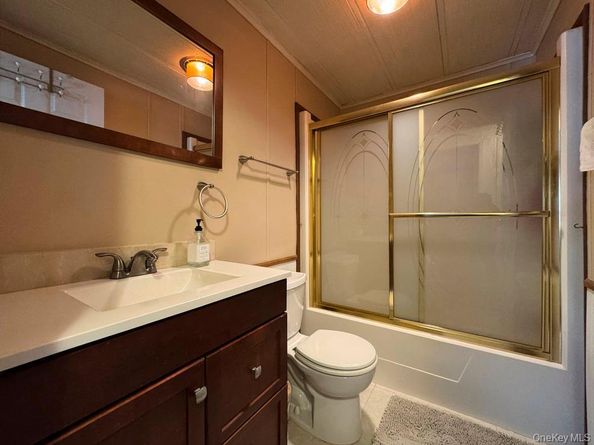 1661 Old Country 423, Riverhead NY 11901