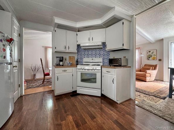 1661 Old Country 423, Riverhead NY 11901