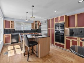 10 Courtyard Circle, Centerport NY 11721