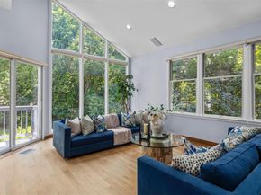 10 Courtyard Circle, Centerport NY 11721
