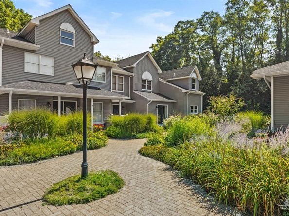 10 Courtyard Circle, Centerport NY 11721