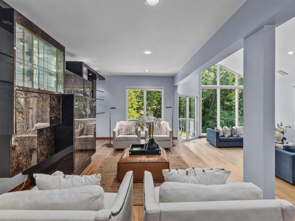10 Courtyard Circle, Centerport NY 11721