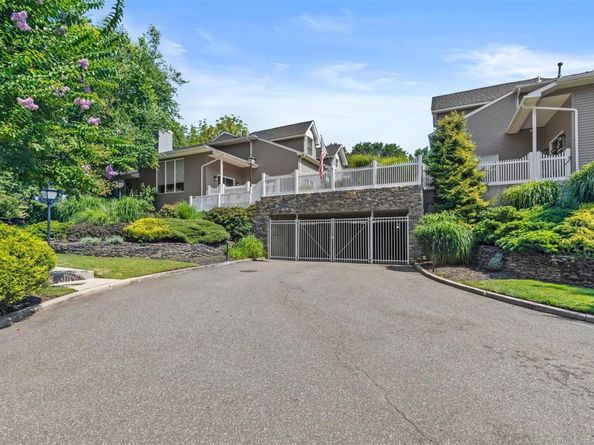 10 Courtyard Circle, Centerport NY 11721