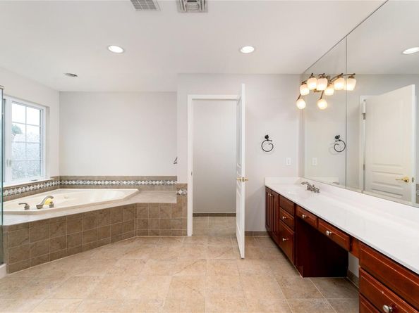 48 Avolet Court, Mount Sinai NY 11766
