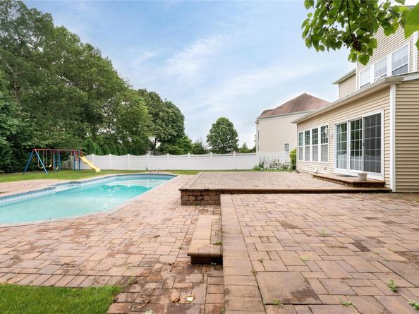 48 Avolet Court, Mount Sinai NY 11766