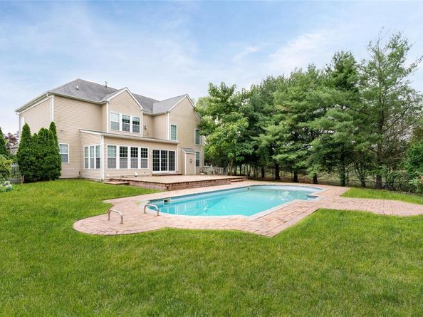 48 Avolet Court, Mount Sinai NY 11766