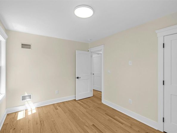 18 Roosevelt Avenue, Glen Head NY 11545