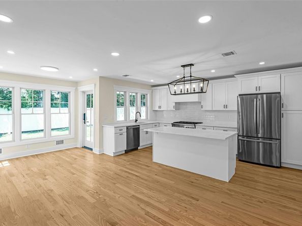 18 Roosevelt Avenue, Glen Head NY 11545