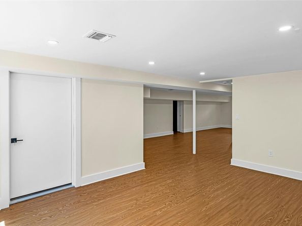 18 Roosevelt Avenue, Glen Head NY 11545