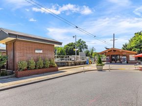 42-30 Douglaston Parkway 5N, Douglaston NY 11363