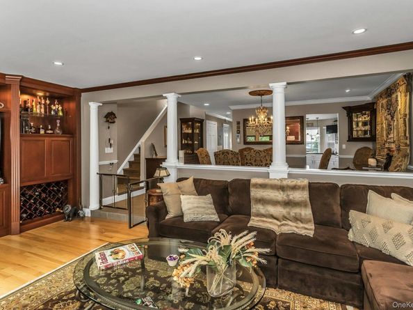 147 The Knoll, Syosset NY 11791
