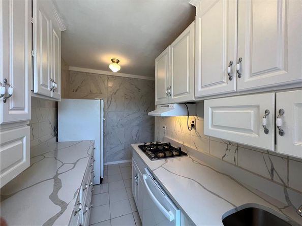 142 Garth Road 1 P, Scarsdale NY 10583