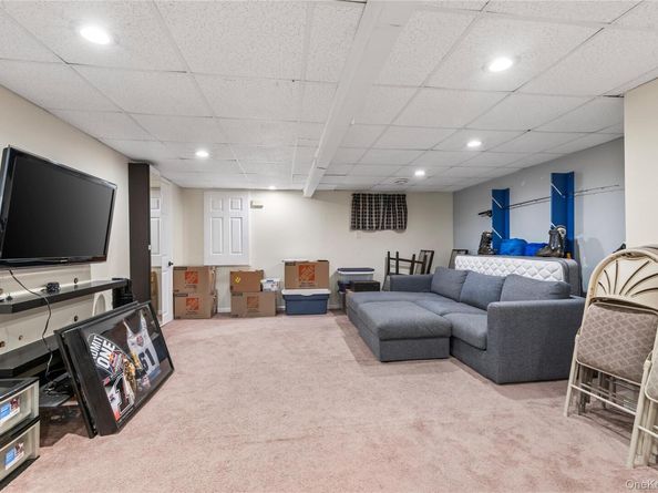 1041 N 4th Street, New Hyde Park NY 11040