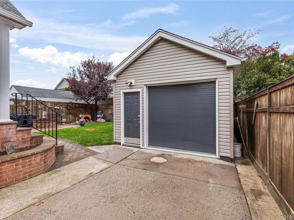 1041 N 4th Street, New Hyde Park NY 11040