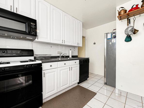 70-25 Yellowstone Boulevard 4D, Forest Hills NY 11375