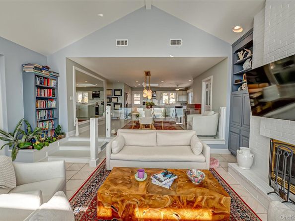 321 E Montauk Highway, Hampton Bays NY 11946