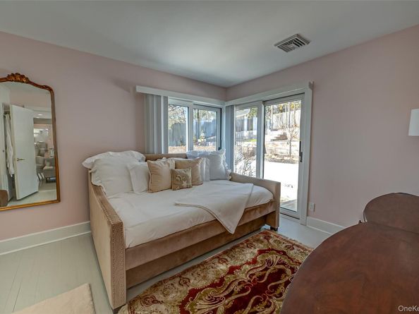 321 E Montauk Highway, Hampton Bays NY 11946